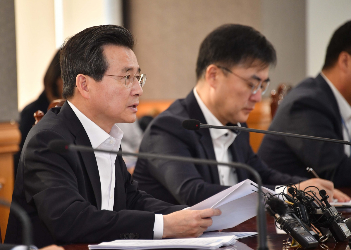 ▲김용범 기획재정부 1차관이 1일 서울 중구 은행회관에서 ‘거시경제 금융회의’를 주재하고 모두발언을 하고 있다. 이날 통계청이 발표한 '9월 소비자물가 동향'에 따르면, 지난달 물가 상승률은 사상 처음으로 마이너스를 기록했다.(사진제공=기획재정부)