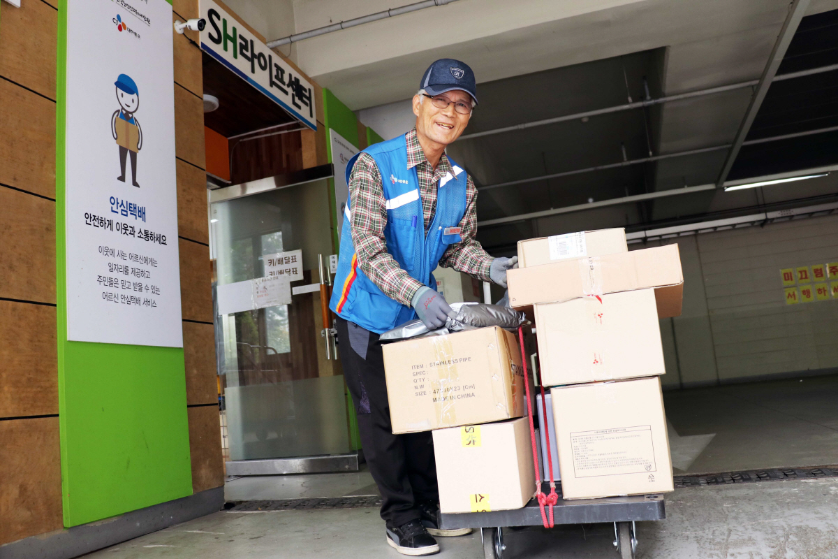 ▲2015년부터 CJ대한통운 실버택배 택배원으로 활동 중인 최병운(79) 씨.