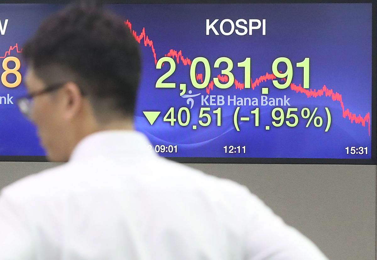 ▲코스피가 2일 큰 폭으로 하락해 2,030대로 뒷걸음질했다. (연합뉴스)