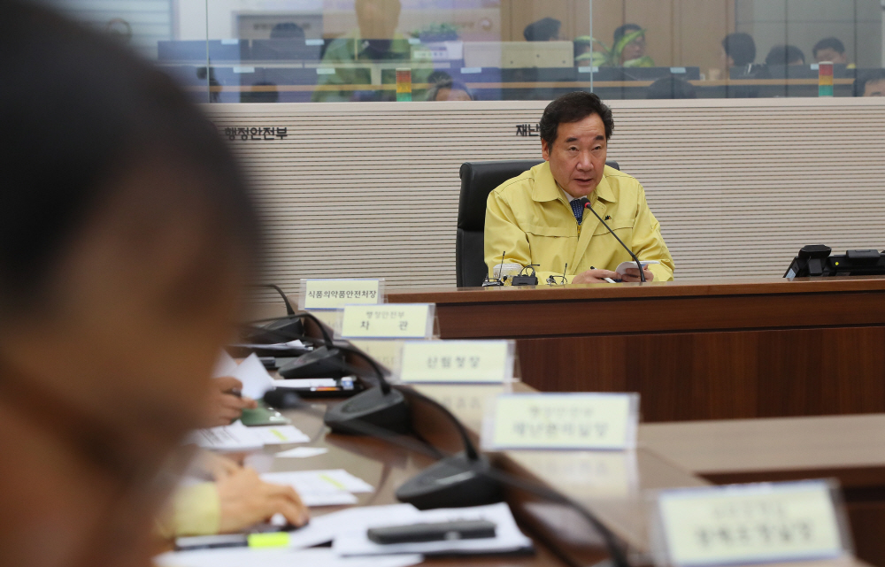 ▲이낙연 국무총리가 4일 정부세종청사에서 열린 태풍 피해 및 ASF 방역상황 점검회의를 주재하고 있다.(연합뉴스)