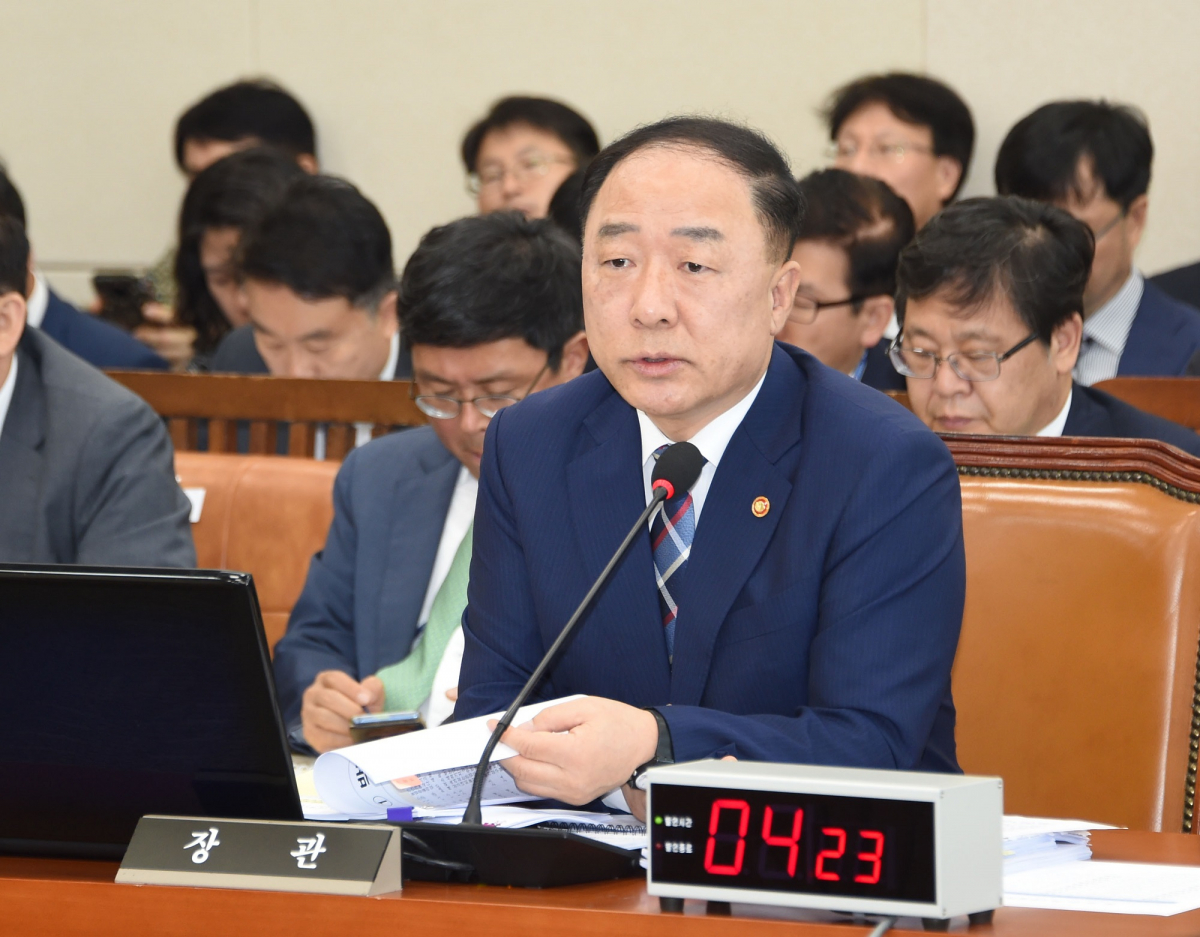 ▲홍남기 경제부총리 겸 기획재정부 장관이 4일 여의도 국회에서 열린 기획재정위원회 국정감사에서 의원들의 질의에 답변하고 있다.(사진제공=기획재정부)