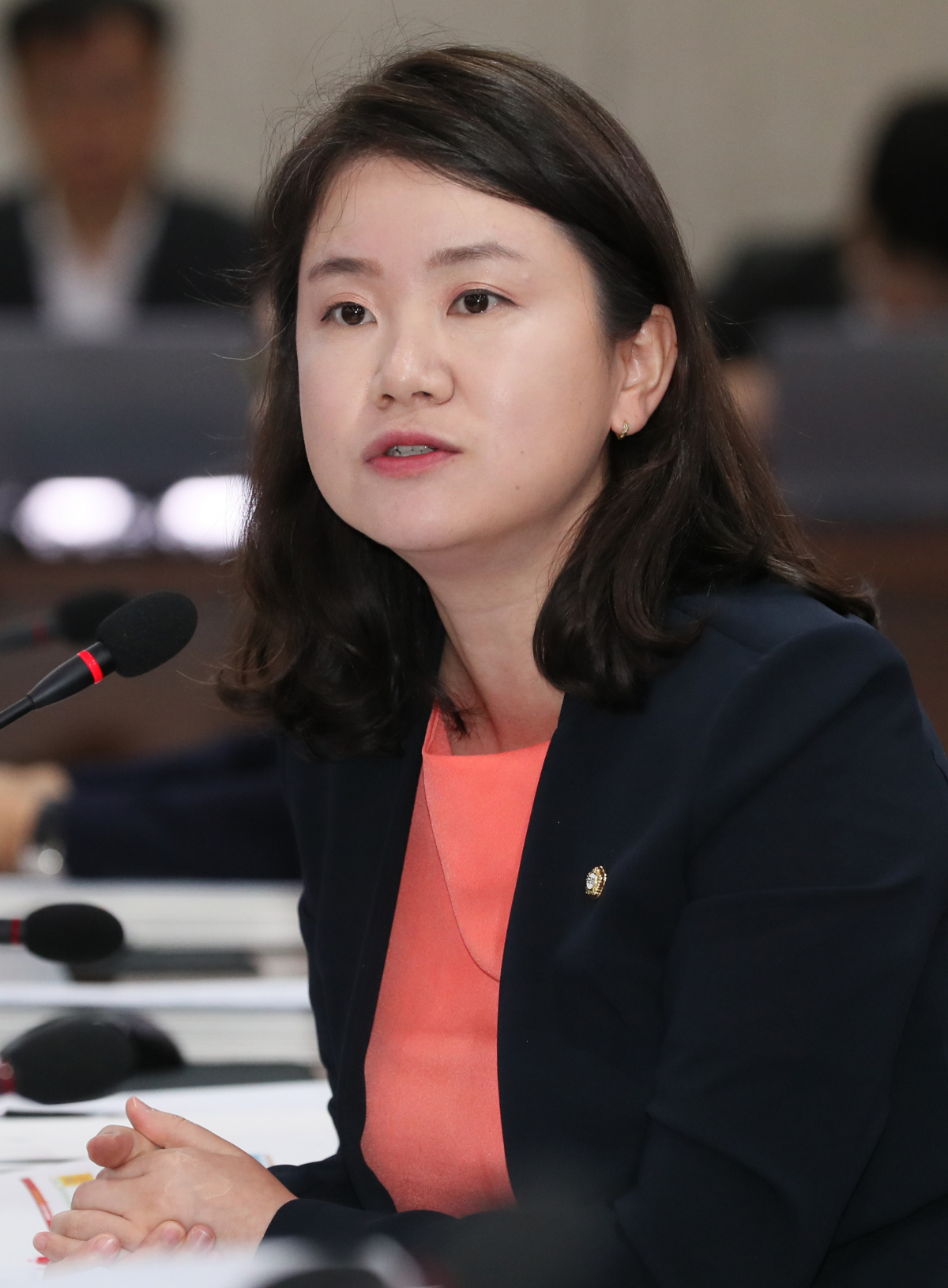 ▲2일 오전 정부세종청사 열린 국회 환경노동위원회의 환경부에 대한 국정감사에서 자유한국당 신보라 위원이 질의하고 있다.(뉴시스)