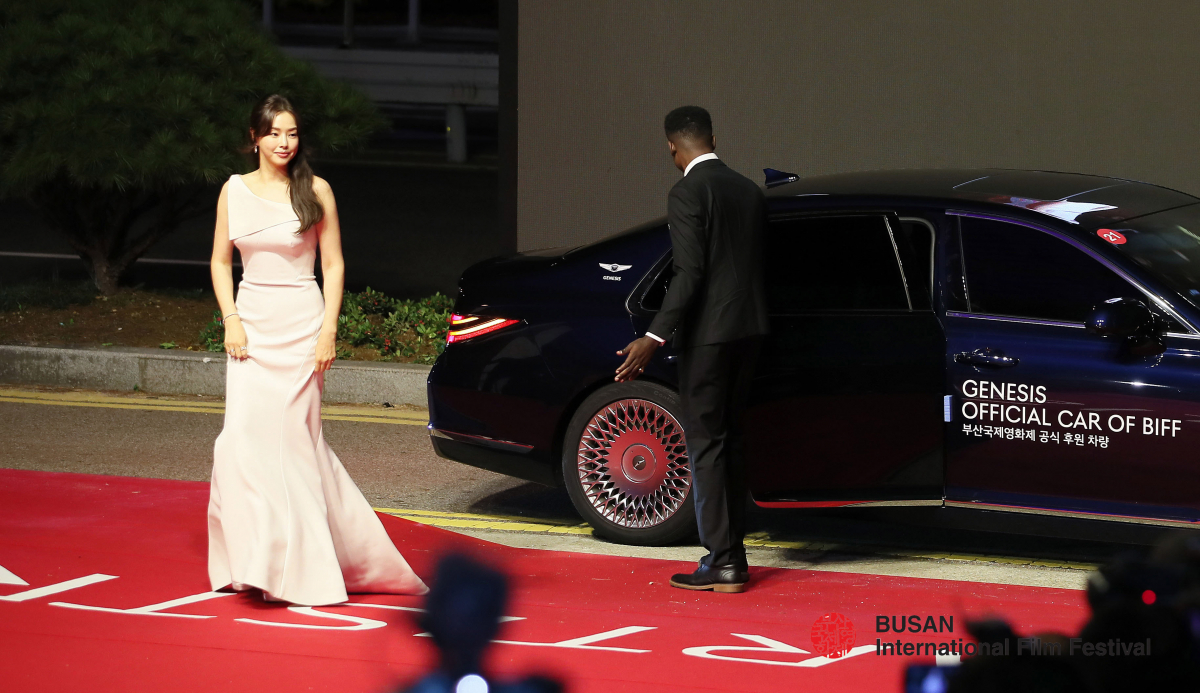 ▲현대차의 고급 브랜드 제네시스가 제24회 부산국제영화제 공식 후원과 함께 의전차로 나섰다. 개막식 사회자인 배우 이하늬가 제네시스 플래그십 G90(지 나인티)와 등장하는 모습. (사진제공=제네시스)