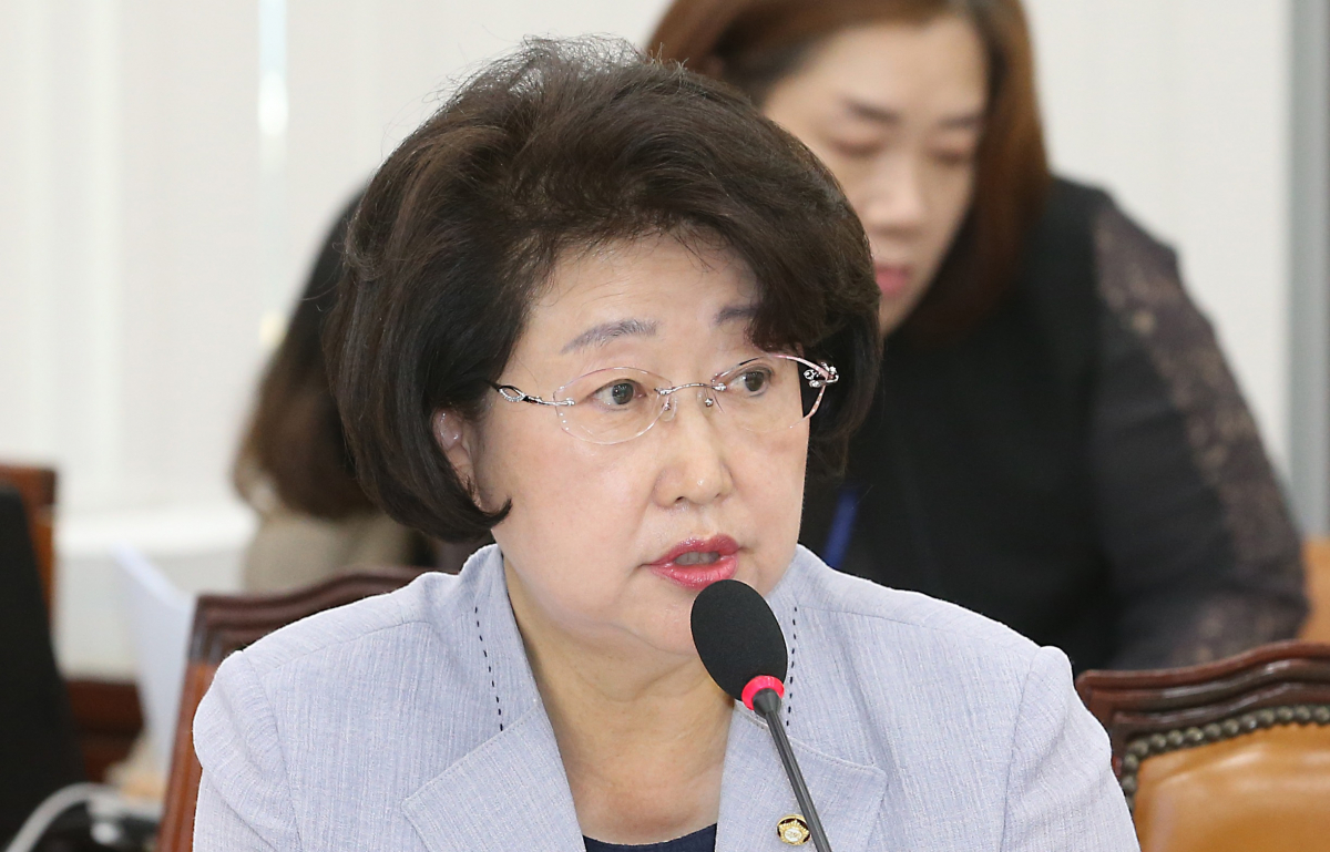 ▲일 서울 여의도 국회에서 열린 보건복지위원회의 보건복지부·질병관리본부 국정감사에서 자유한국당 김승희 의원이 '대통령 치매 초기증상' 관련 발언을 하고 있다.(뉴시스)