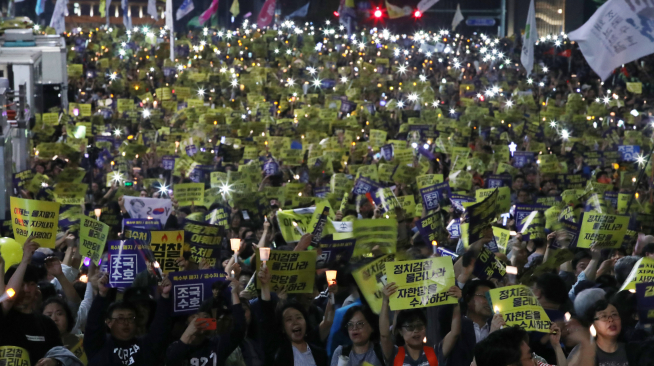 ▲지난달 28일 오후 서울 서초구 서울중앙지검 앞에서 열린 7차 검찰개혁 사법적폐청산을 위한 촛불집회에 수많은 인파가 모여 있다.(뉴시스)