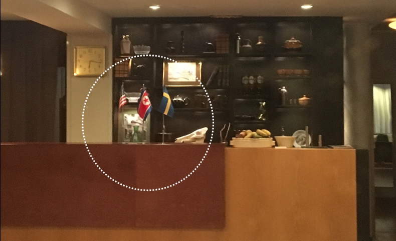 ▲웨덴 스톡홀름 외곽 리딩외에 있는 콘퍼런스 시설 '빌라 엘비크 스트란드' (Villa Elfvik Strand) 내부에 소형 성조기, 인공기, 스웨덴 국기가 놓여있다. 한 스웨덴 매체는 북미가 4일(현지시간) 예비접촉에 이어 5일 실무협상을 이곳에서 한다고 보도했다. (연합뉴스)