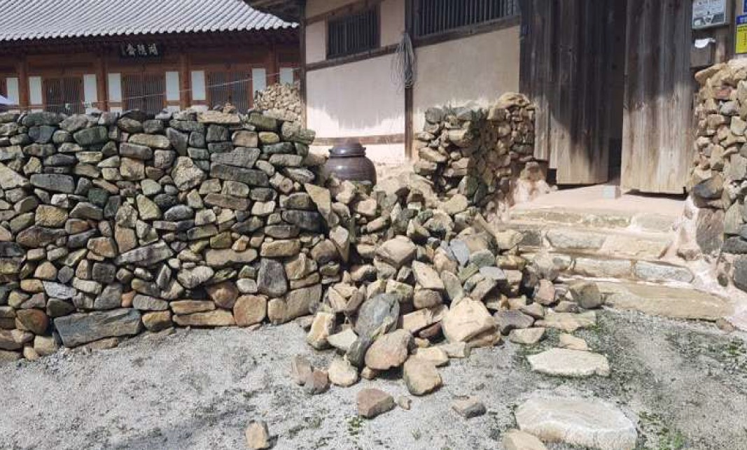 ▲전라남도의 최근 10년 자연재해 피해규모가 전국에서 가장 큰 것으로 나타났다. 사진은 제18호 태풍 '미탁'으로 훼손된 전남 곡성 제호정 고택 돌각담이 모습. (사진제공=문화재청)