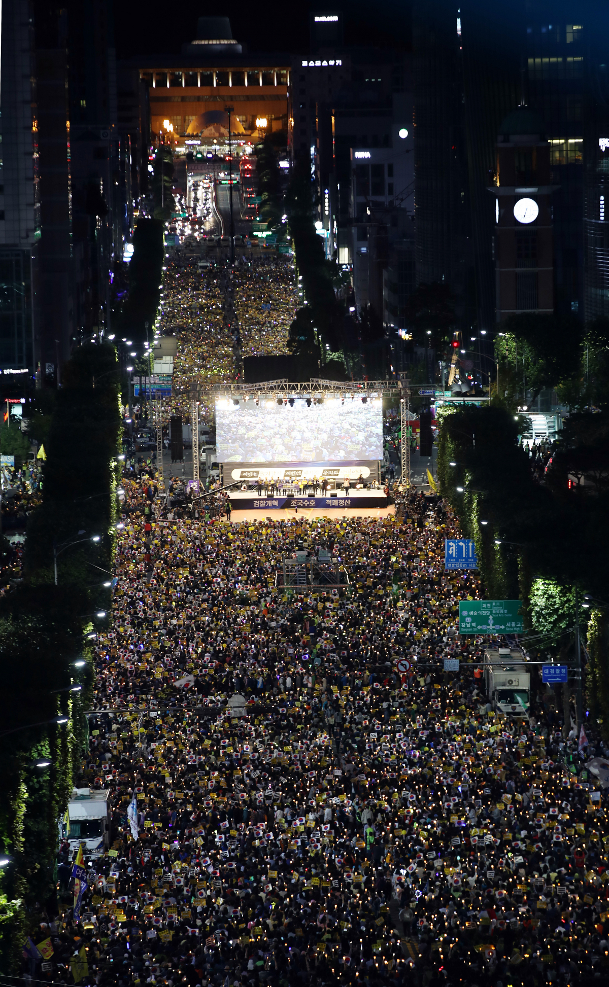 ▲5일 오후 6시 서울 서초동에서 '조국 수호' '검찰 개혁'을 외치는 제8차 촛불문화제가 시작됐다. (연합뉴스)