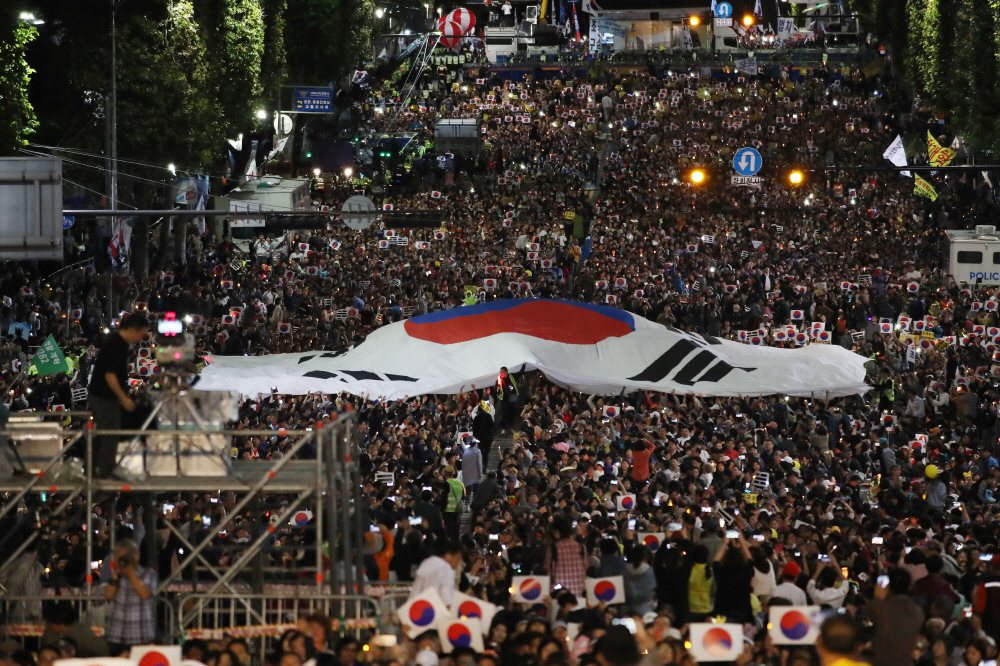 ▲5일 서초동 촛불집회에서 시민들이 태극기 되찾기 퍼포먼스를 하고 있다.(연합뉴스)
