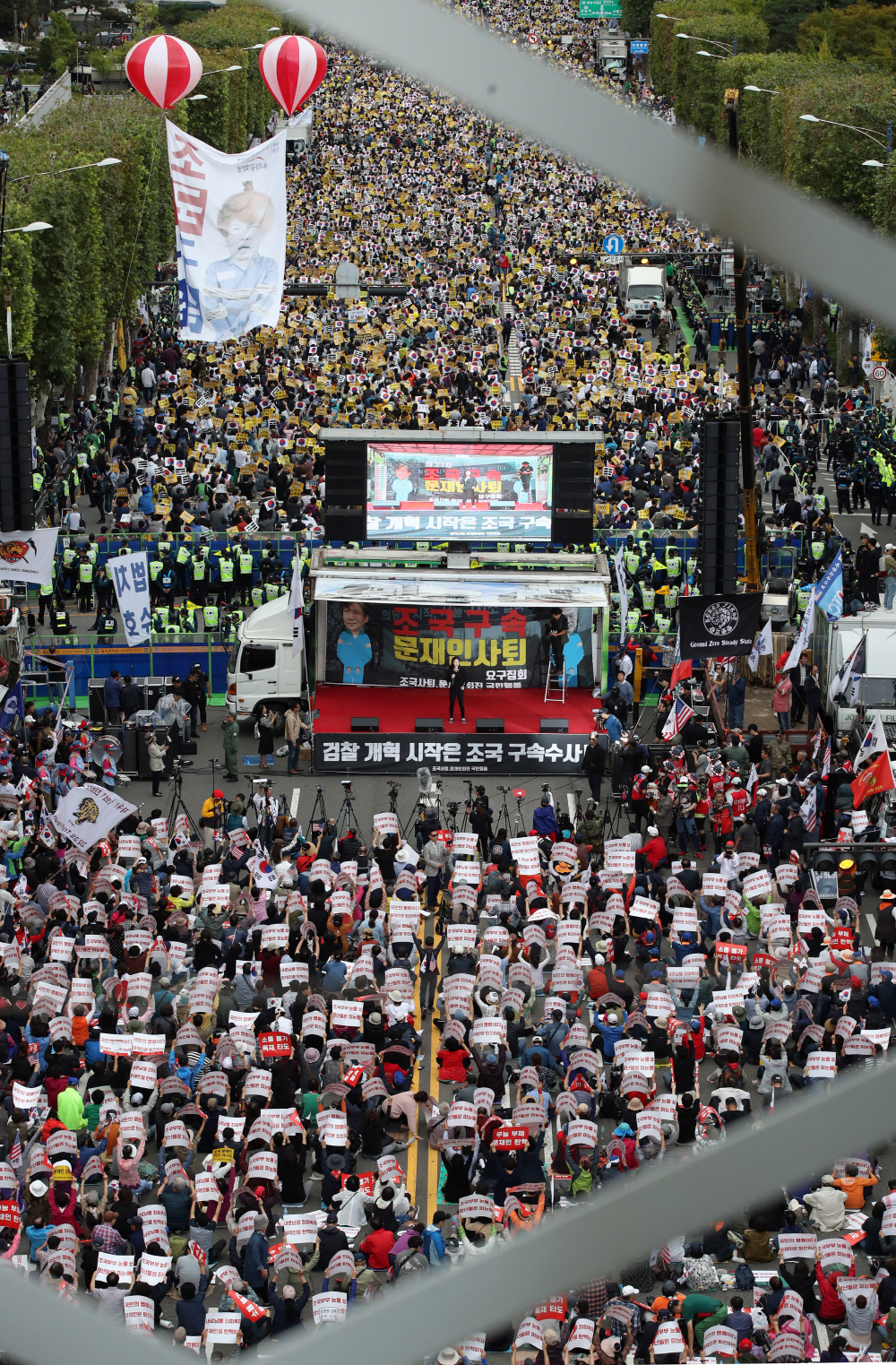 ▲5일 서초동에서 열린 조국 수호, 검찰 개혁 촛불집회에서 조국 구속, 문재인 퇴진을 주장하는 맞불집회가 열렸다. (연합뉴스)