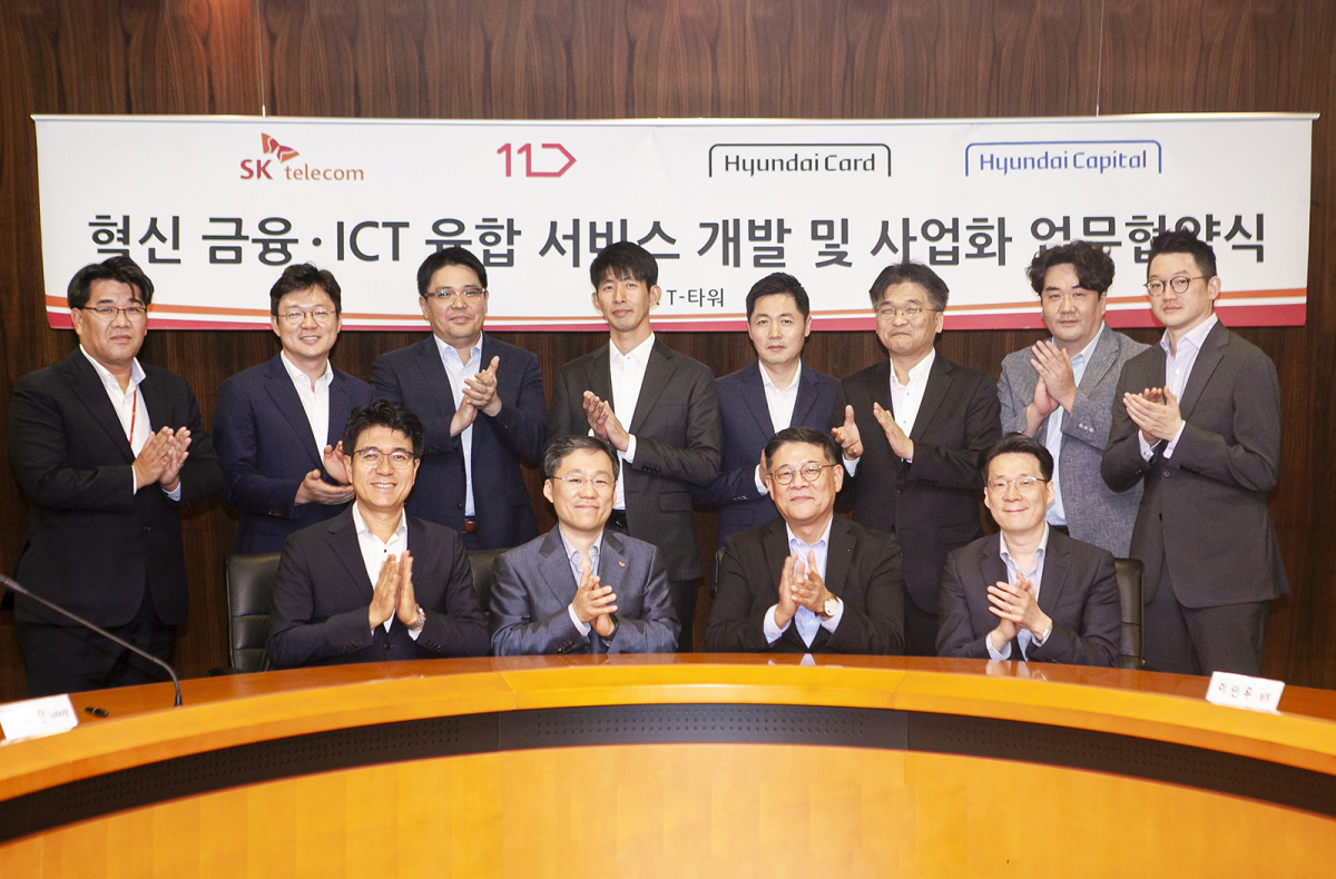 ▲SK텔레콤 을지로 본사에서 열린 ‘혁신 금융 ∙ ICT 융합 서비스 개발 및 사업화 업무 협약식에 SK텔레콤과 현대카드, 현대캐피탈 주요 관계자들이 참석해 기념촬영을 하고 있다. (사진제공=SK텔레콤)