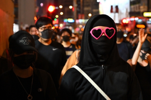 ▲홍콩 정부의 마스크 착용 금지법 시행 이후에도 시위대가 5일(현지시간) 얼굴을 가린 채 거리를 행진하며 항의 시위를 벌이고 있다. 홍콩/AFP연합뉴스
