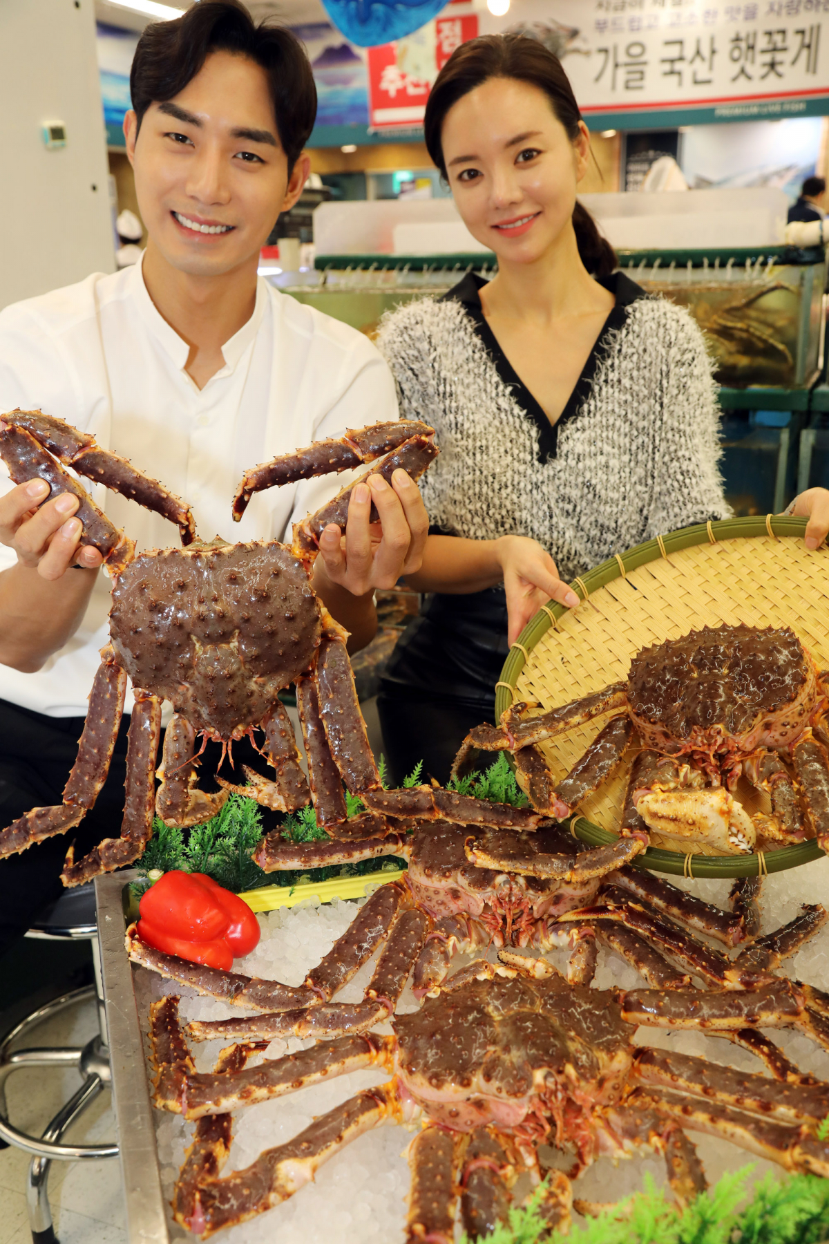 ▲ 6일 오전 이마트 성수점 수산매장에서 모델들이 러시아산 킹크랩 행사를 소개하고 있다. (사진제공=이마트)