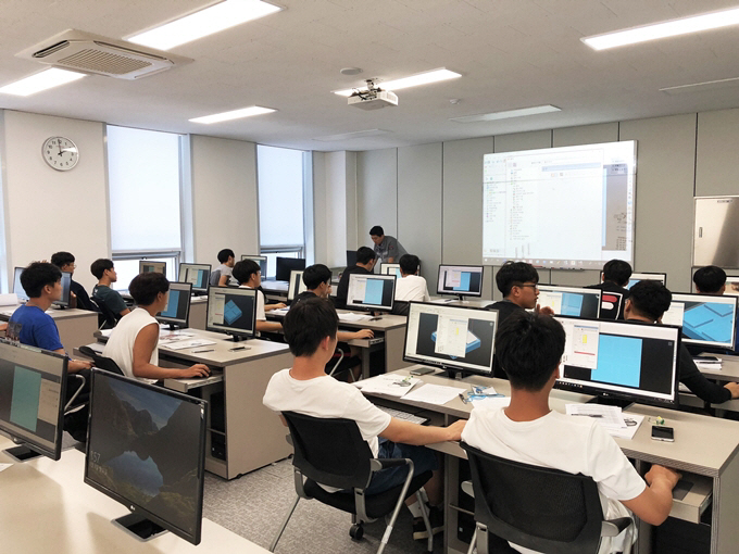 ▲한국금형공업협동조합 업무동 세미나실에서 금형이론 교육을 받는 교육생들.((사진제공=한국금형공업협동조합)