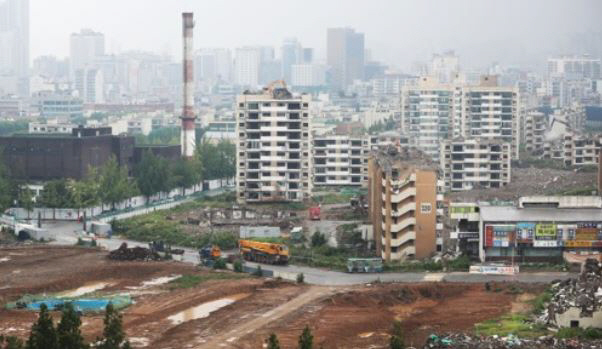 ▲지난해 서울 강동구 둔촌동 둔촌주공아파트 철거 당시 모습.
 (사진 제공=연합뉴스)