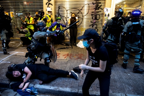 ▲홍콩 코즈웨이 베이에서 6일(현지시간) 시위대와 경찰이 충돌하고 있다. 홍콩/로이터연합뉴스 
