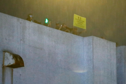 ▲홍콩 주둔 인민해방군 막사에서 6일(현지시간) 군인들이 시위대를 향해 노란색 깃발을 들고 확성기로 해산할 것을 요구하고 있다. 홍콩/로이터연합뉴스 
