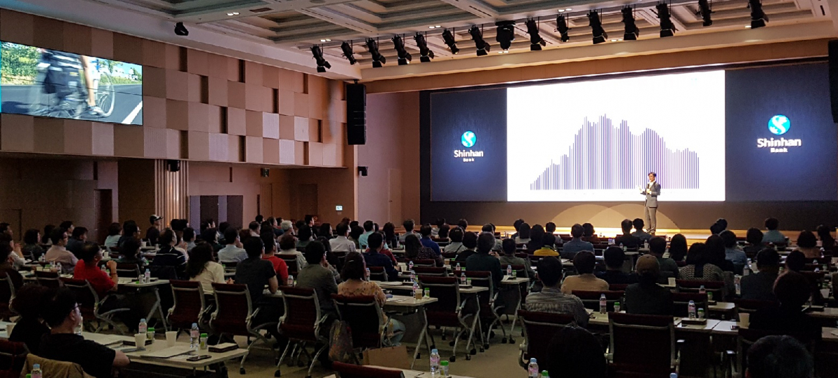 ▲신한은행 '부부 은퇴 교실'에 참석한 부부들이 5일 서울 중구 신한은행 본점에서 강연을 듣고 있다.(사진제공=신한은행)