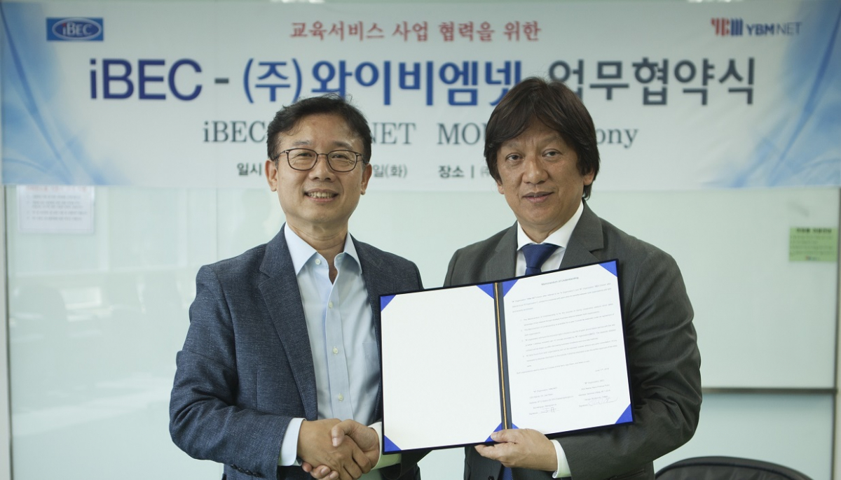 ▲㈜와이비엠넷이 일본기업 iBEC JAPAN과 교육서비스 사업협력을 위한 업무협약을 체결했다고 밝혔다. 왼쪽부터 와이비엠넷 오재환 대표, iBEC 레노 프란시스 푸트라 대표.(사진제공=YBM넷)