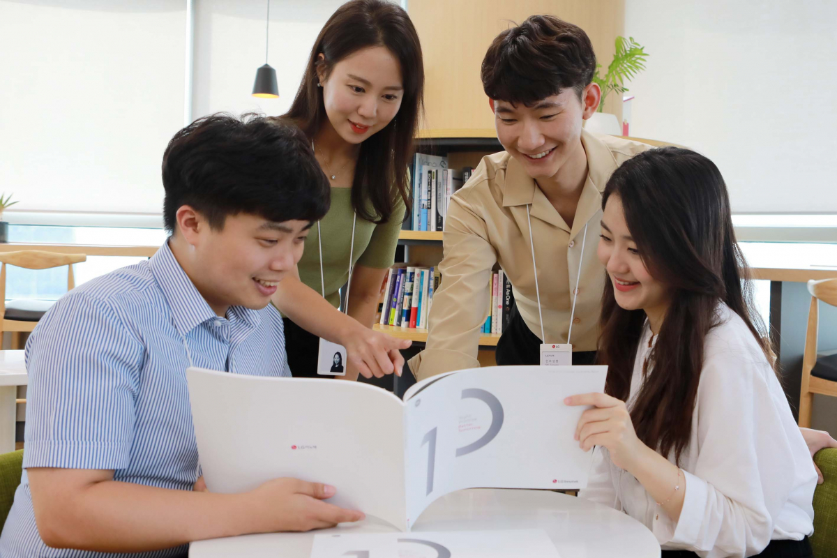 ▲LG이노텍 직원들이 ‘2018-19년 지속가능경영 보고서’를 함께 살펴보고 있다. 이 보고서는 지속가능경영 활동 공유 및 이해 관계자 소통을 위해 매년 제작해왔으며 올해로 발간 10주년을 맞았다.(사진제공=LG이노텍)