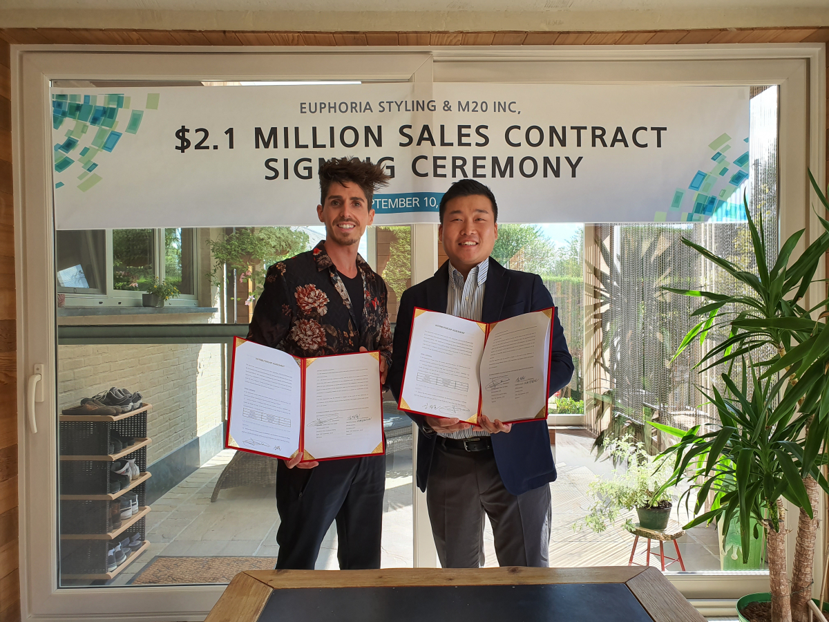 ▲(왼쪽) 유포리아 스타일링(EUPHORIA STYLING)의 피터 반 와일더 (Pieter Van Wilder) 대표와 엠투웬티 김진길 대표(엠투웬티)