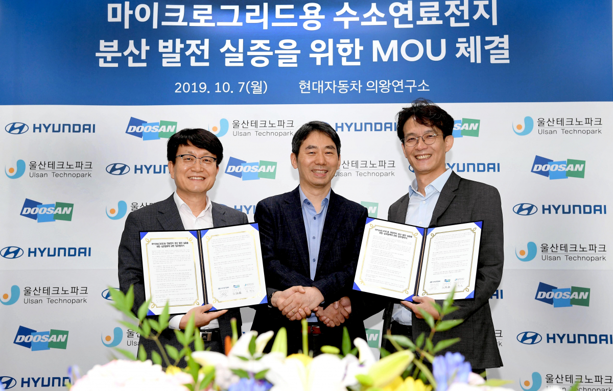 ▲현대차와 두산퓨얼셀, 울산테크노파크가 소연료전지 분산발전 실증을 위한 상호협력 MOU’를 체결했다. 우항수 울산테크노파크 에너지기술지원단장, 오재혁 현대차 미래기술연구실장 △문상진 두산퓨얼셀 R&D/신사업본부장이 MOU 체결식을 갖고 기념촬영을 하는 모습. (사진제공=현대차)