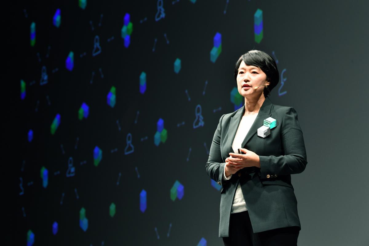 ▲한성숙 네이버 대표가 8일 서울 삼성동 그랜드 인터컨티넨탈 서울 파르나스에서 열린 ‘네이버 커넥트 2020’에 참석해 키노트 강연을 하고 있다. (사진제공=네이버)