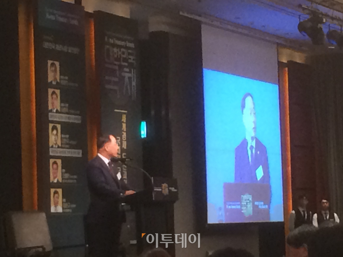 ▲8일 홍남기 경제부총리 겸 기획재정부 장관은 "재정과 통화 두 정책이 조화롭게 가야할 상황"이라고 말했다. 사진은 홍 부총리가 이날 서울 여의도 콘래드 호텔에서 기획재정부와 연합인포맥스가 공동으로 주최한 ‘제6회 KTB(Korea Treasury Bonds·국채) 국제 컨퍼런스’에서 개회사를 하는 모습.