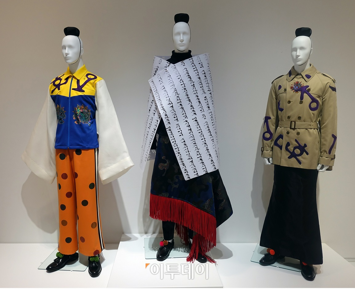 ▲한글의 자음과 모음을 소재로 디자인한 옷이다. 업계 주목을 받는 디자이너도 참여했다고 한다. (홍인석 기자 mystic@)