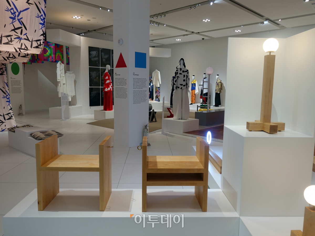 ▲한글의 자음과 모음을 소재로 만든 의자와 조명. 김 학예사는 "관람객이 정답에 갇히지 않고 자유롭게 생각하고 느꼈으면 좋겠다"라고 말했다. (홍인석 기자 mystic@)