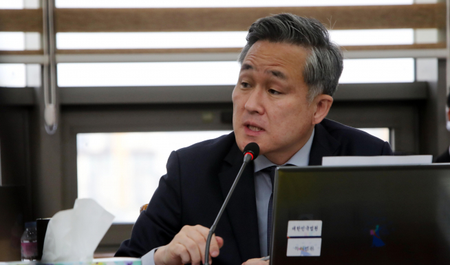 ▲국회 법제사법위원회의 대전고등법원과 광주고등법원 등 10개 기관에 대한 국정감사가 8일 대전고등법원에서 열렸다. 표창원 더불어민주당 의원이 질의하고 있다. (연합뉴스)