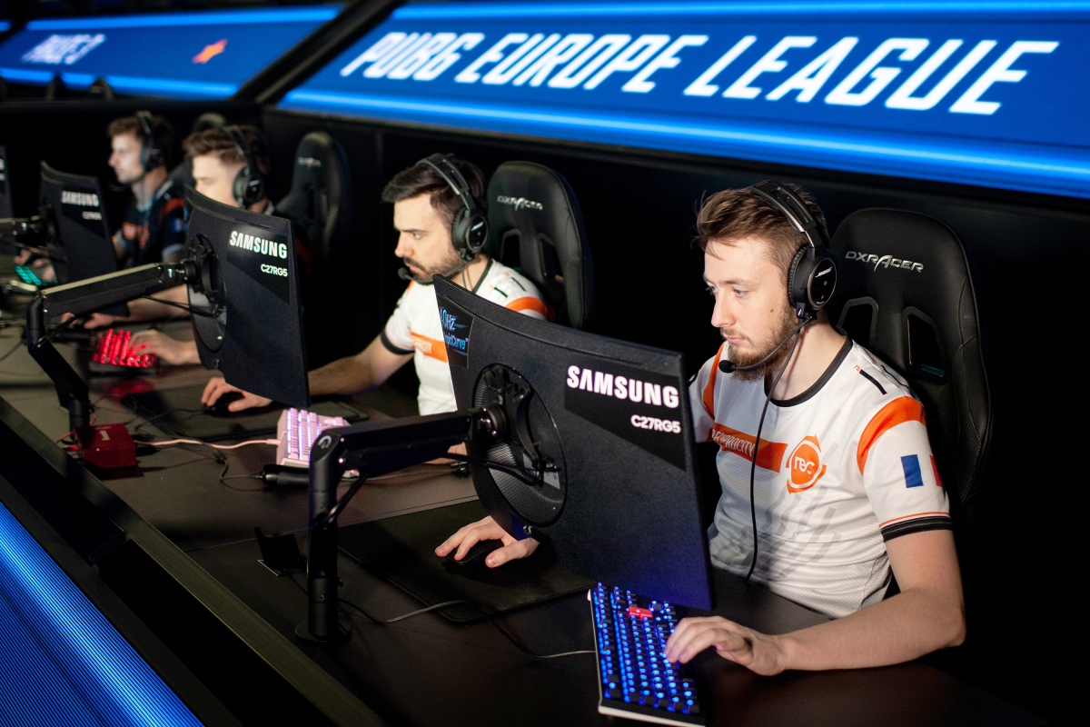 ▲10월 6일부터 20일까지 독일 베를린에서 열리는 'PUBG2019 배틀그라운드 토너먼트 대회'에서 240Hz 주사율을 지원하는 삼성전자 커브드 게이밍 모니터 'CRG5'가 공식 모니터로 선정되었다. 선수들이 CRG5 모니터를 활용해 게임을 하고 있다.(사진제공=삼성전자)