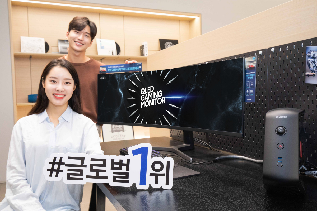 ▲삼성전자가 게이밍 모니터 시장에서 세계 1위에 올랐다. 삼성전자 모델들이 듀얼 QHD 게이밍 모니터 ‘CRG9' 49형을 소개하고 있다.(사진제공=삼성전자)