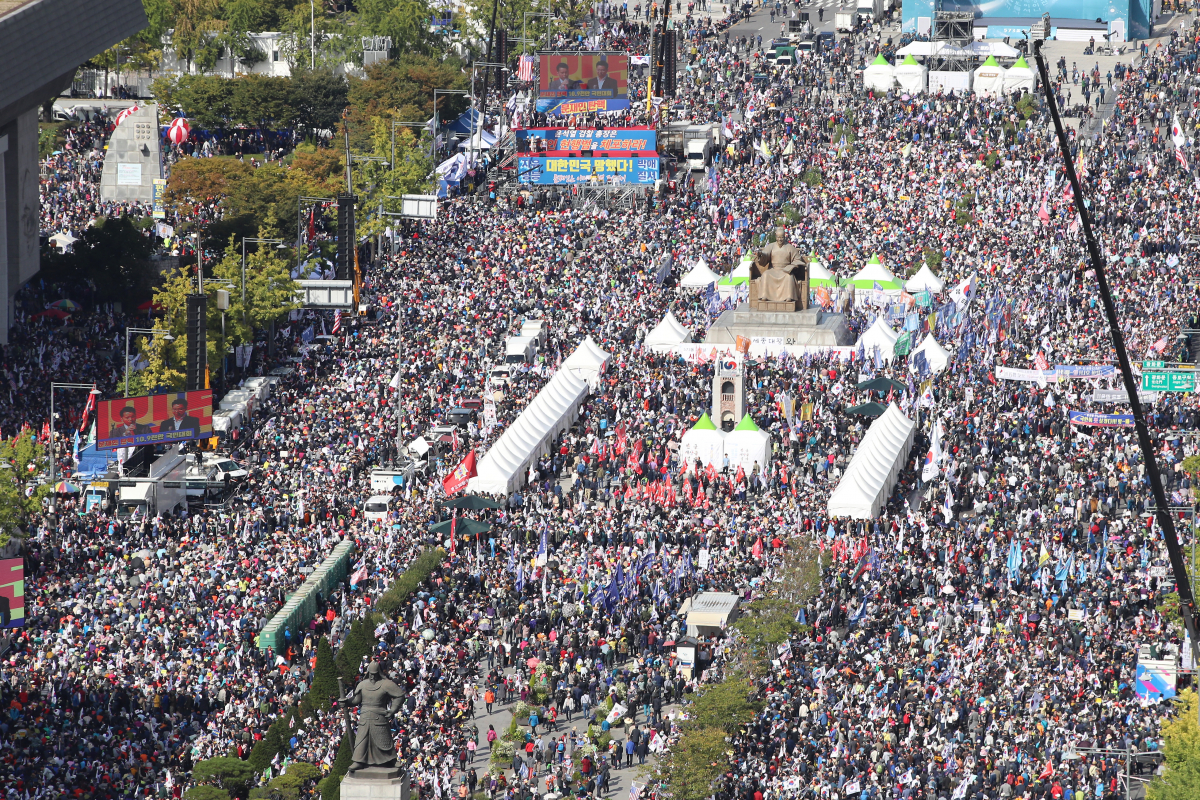 ▲9일 오후 서울 광화문광장과 세종대로 일대에서 범보수단체 주최로 열린 '조국 법무부 장관 사퇴 촉구 집회'에 시민들이 참여하고 있다. (연합뉴스)