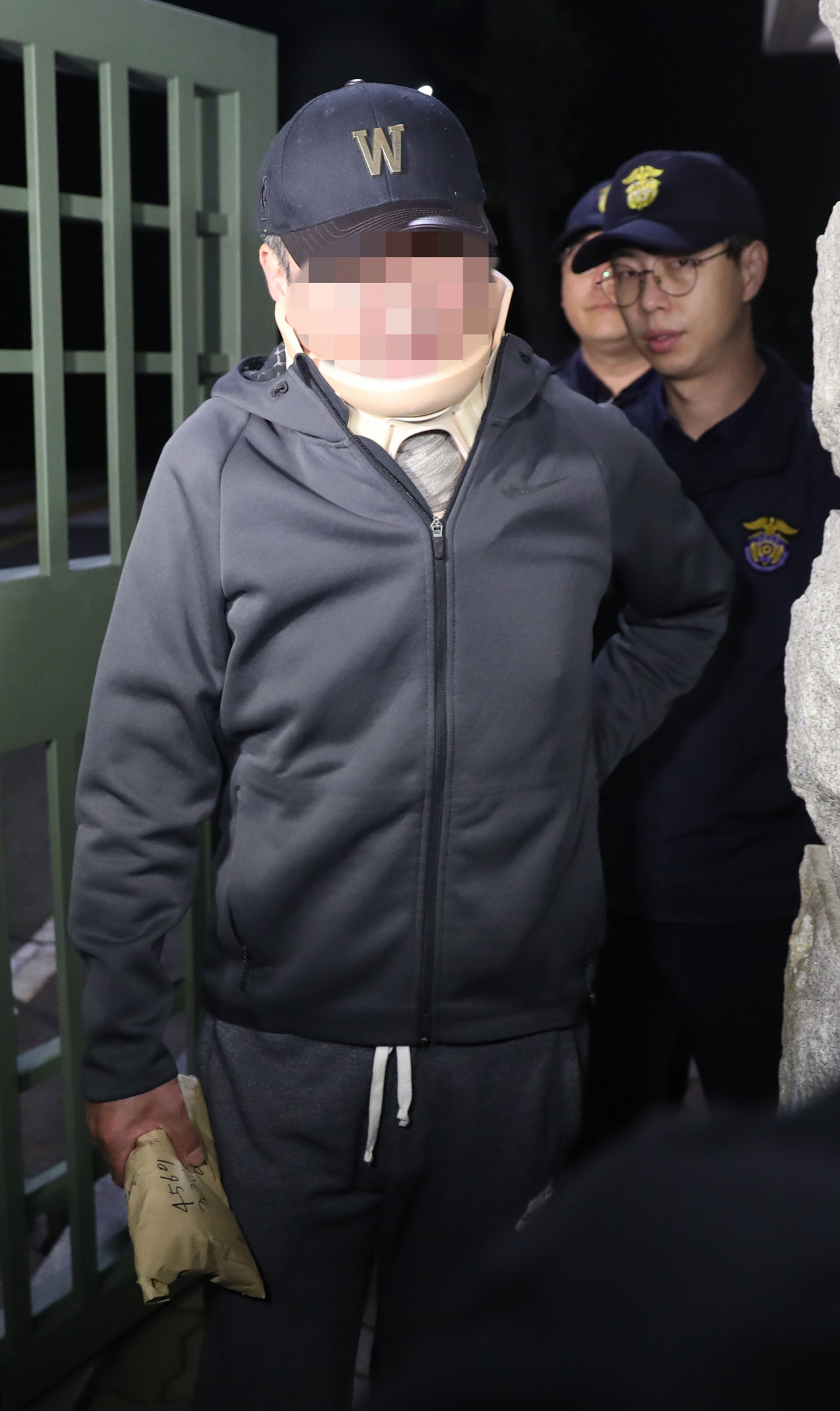 ▲ 조국 법무부 장관 가족이 운영해온 학교법인 웅동학원 관련 비리 의혹을 받는 조 장관 남동생 조모씨가 9일 오전 구속영장이 기각되자 대기하고 있던 의왕시 서울구치소를 나서고 있다. (연합뉴스)