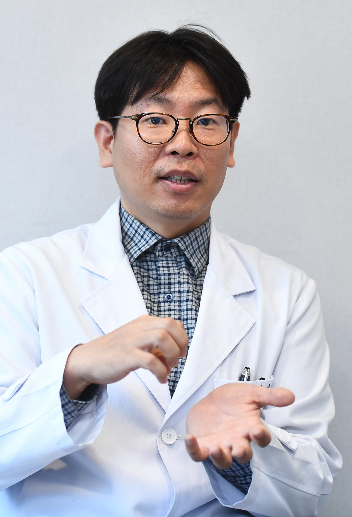 ▲박병선 대성정신건강의학과의원 원장이 2일 서울 강동구 진황도로 대성정신건강의학과에서 이투데이와 인터뷰를 갖고 있다. 신태현 기자 holjjak@