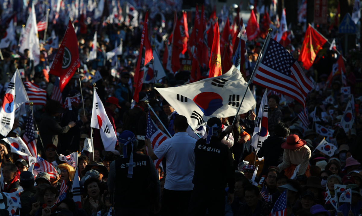 ▲9일 오후 서울 광화문광장에서 범보수단체 주최로 열린 '조국 법무부 장관 사퇴 촉구 집회' 참가자들이 집회를 마치고 청와대 방면으로 행진하며 태극기를 흔들고 있다. (연합뉴스)