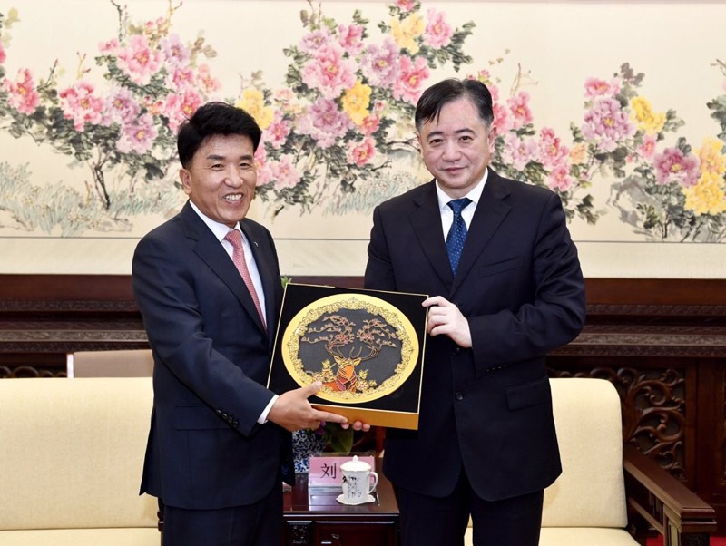 ▲함영주 하나금융 부회장(왼쪽)이 9일 중국 길림성 장춘시정부 회의실에서 리우신 장춘시 시장으로부터 기념패를 받고 있다.(사진제공=하나금융그룹)