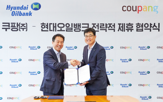 ▲10일 서울 중구에 위치한 서울사무소에서 고명주 쿠팡 대표이사(왼쪽)와 한환규 현대오일뱅크 영업본부장(오른쪽)이 주유소 기반 물류 거점 구축을 위한 전략적 제휴 협약식을 가졌다.(사진제공=현대오일뱅크)