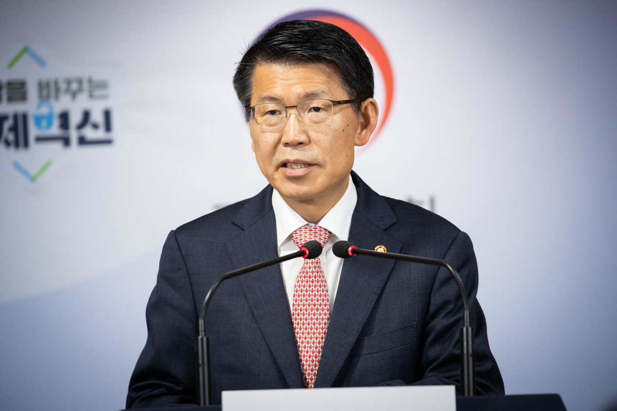 ▲은성수 금융위원장이 10일 서울정부청사서 열린 기자간담회에서 기자들의 질의에 답하고 있다.(사진=금융위원회)