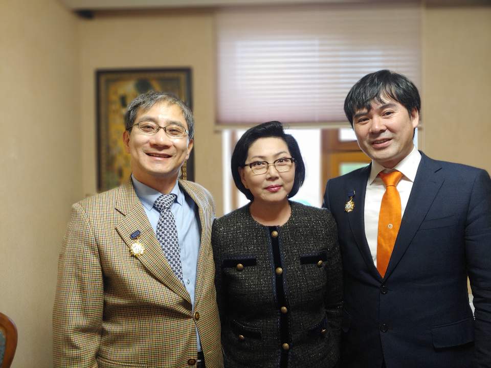 ▲훈장 수여 후 기념사진 촬영을 하고 있는 이수찬 힘찬병원 대표원장(왼쪽)과 전 보건부장관 간디 툭스자르갈(가운데)(힘찬병원)