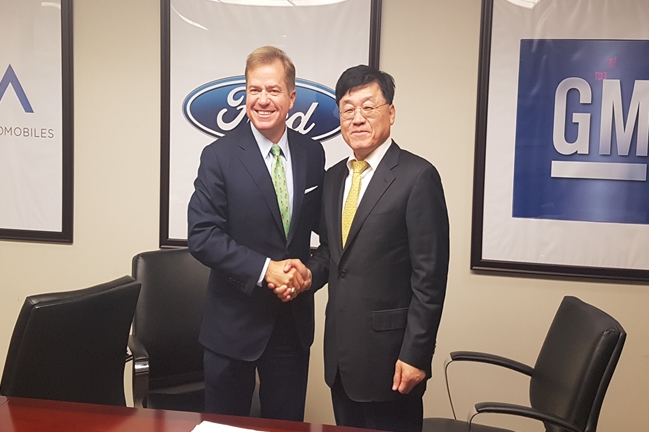 ▲미국자동차정책협의회(AAPC)가 한국차에 대한 무역확장법 232조 적용 가능성이 낮다는 입장을 밝혔다. 이어 한국자동차산업협회외 MOU를 통해 상호협력과 정보공유를 강화하기로 했다. 협약식에 나선 '매트 브런트(왼쪽) AAPC 회장과 정만기 한국자동차산업협회장. (사진제공=KAMA)