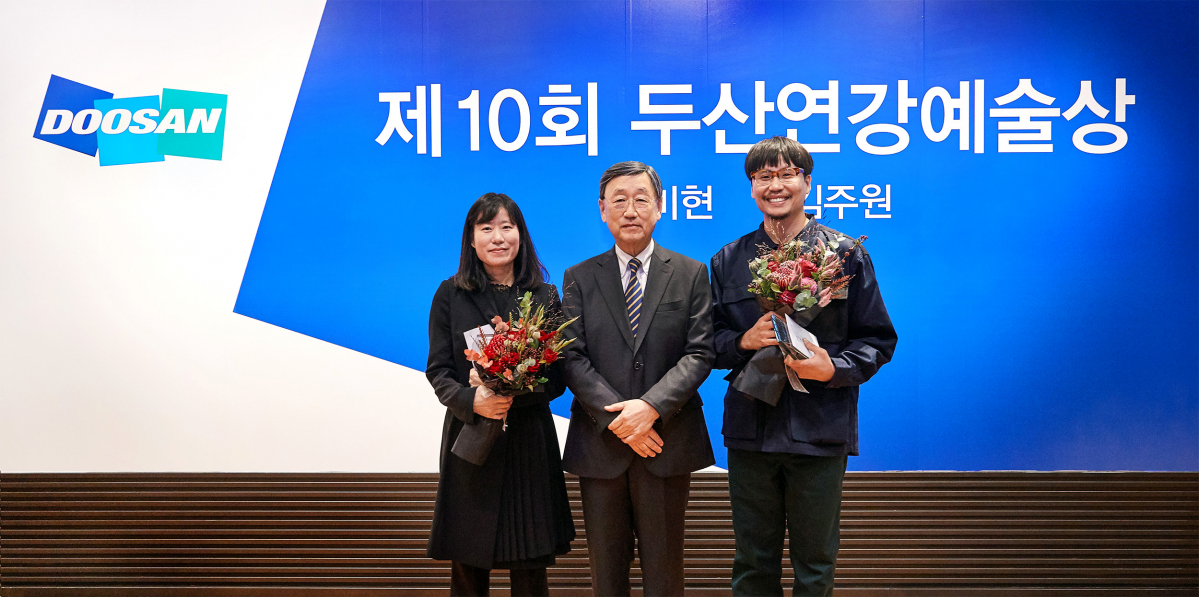 ▲두산연강재단은 10일 서울 종로5가 두산아트센터에서 ‘제10회 두산연강예술상’ 시상식을 열었다. 왼쪽부터 공연부문 수상자 윤미현, 박용현 두산연강재단 이사장, 미술부문 수상자 김주원. (사진제공=(주)두산)