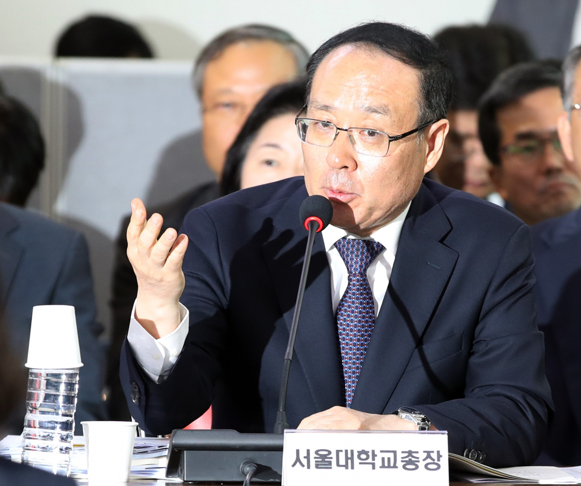 ▲오세정 서울대학교총장이 10일 서울대학교에서 열린 국회 교육위원회 국정감사에서 의원질의에 답변하고 있다. (연합뉴스)