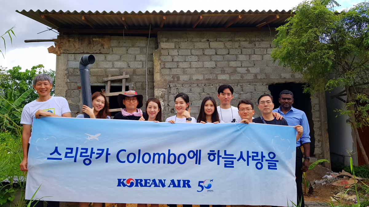 ▲봉사활동에 참여한 대한항공 직원들이 기념촬영을 하는 모습. (사진제공=대한항공)