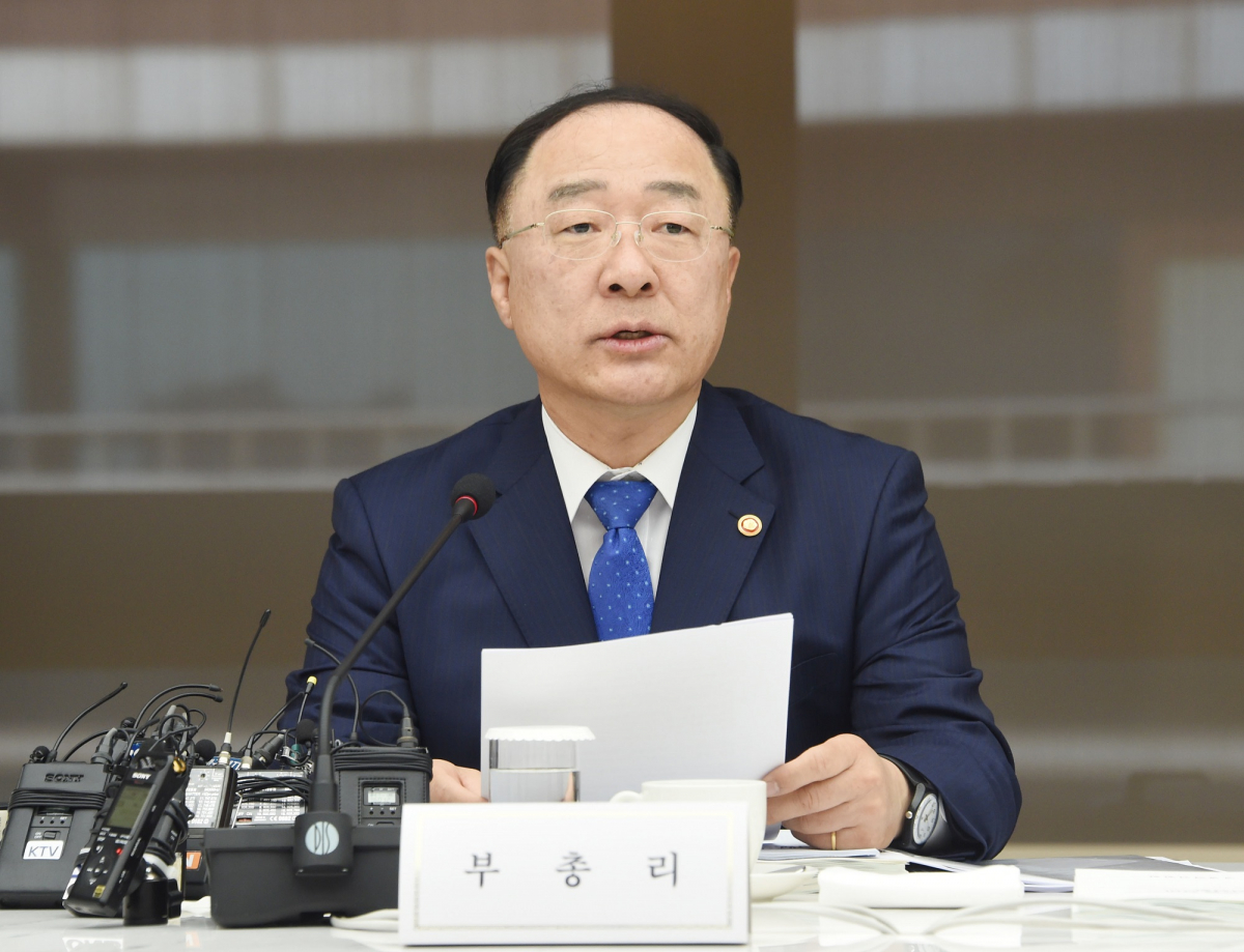 ▲홍남기 경제부총리 겸 기획재정부 장관이 11일 서울 중구 대한상공회의소에서 '제1차 소재·부품·장비 경쟁력위원회'를 주재하고 모두발언을 하고 있다.(사진제공=기획재정부)