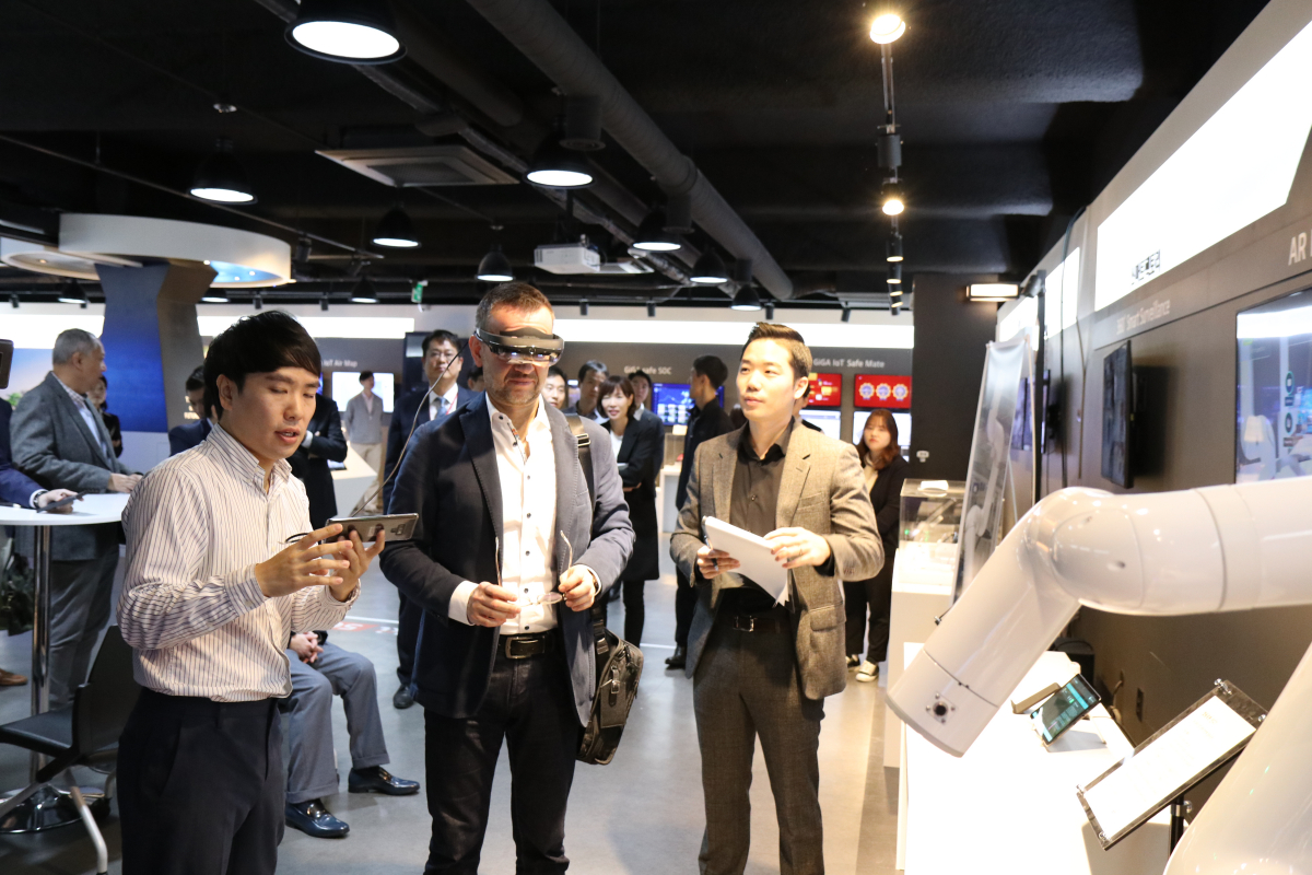 ▲KT는 5G 전시관인 ‘퓨처인’에서 글로벌 ICT 리더들을 대상으로 5G 기반 혁신기술을 선보였다고 밝혔다.(사진제공=KT)