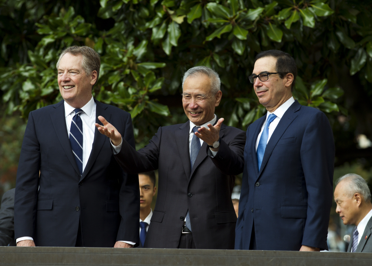 ▲중국의 류허(가운데) 부총리와 미국의 스티븐 므누신(오른쪽) 재무장관, 로버트 라이트하이저 무역대표부(USTR) 대표가 10일(현지시간) 워싱턴D.C.에서 미국과 중국 간 고위급 무역협상을 시작하기 위해 만나고 있다. 워싱턴/AP 연합뉴스.