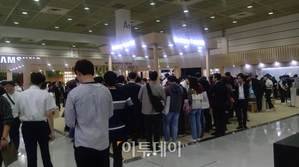 ▲10일 서울 강남구 코엑스에서 열린 한국 전자전에 마련된 삼성전자 부스. 부스에는 삼성 폴더블폰 갤럭시 폴드를 경험하기 위한 사람들로 북적였다. (한영대 기자 yeongdai@)