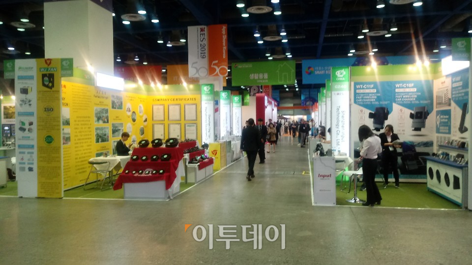 ▲10일 서울 강남구 코엑스에서 진행된 한국 전자전. 국내 최대 규모의 가전ㆍIT 전시회라고 하기에는 무색할 정도로 일부 부스에는 방문객들의 발길이 끊어졌다. (한영대 기자 yeongdai@)